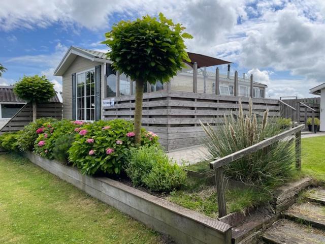 Chalet Makkum C99B Met Prive Gelegen Tuin Aan Het Water Екстер'єр фото