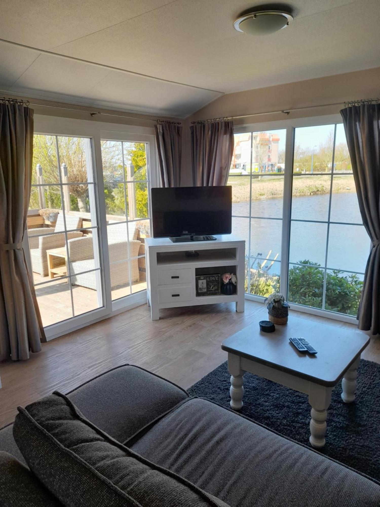 Chalet Makkum C99B Met Prive Gelegen Tuin Aan Het Water Екстер'єр фото