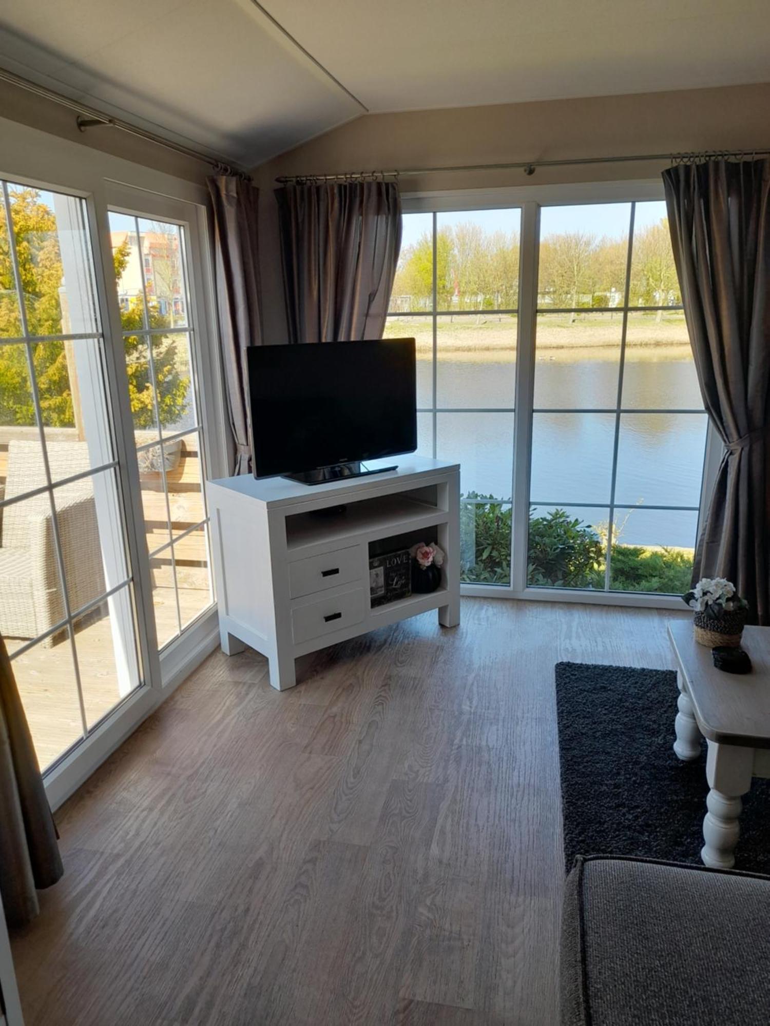 Chalet Makkum C99B Met Prive Gelegen Tuin Aan Het Water Екстер'єр фото